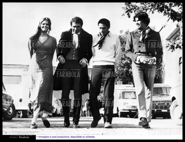 Claudia Cardinale, Robert Hossein, Luigi Magni e Renaud Verley sul set del film Nell'anno del Signore, 1969 - Farabola Immagine digitale