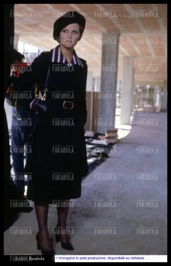 Claudia Cardinale sul set del film A mezzanotte va la ronda del piacere, 1975 - Farabola Immagine digitale
