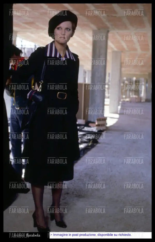 Claudia Cardinale sul set del film A mezzanotte va la ronda del piacere, 1975 - Farabola Immagine digitale