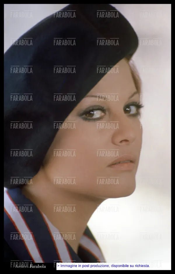 Claudia Cardinale sul set del film A mezzanotte va la ronda del piacere, 1975 - Farabola Immagine digitale