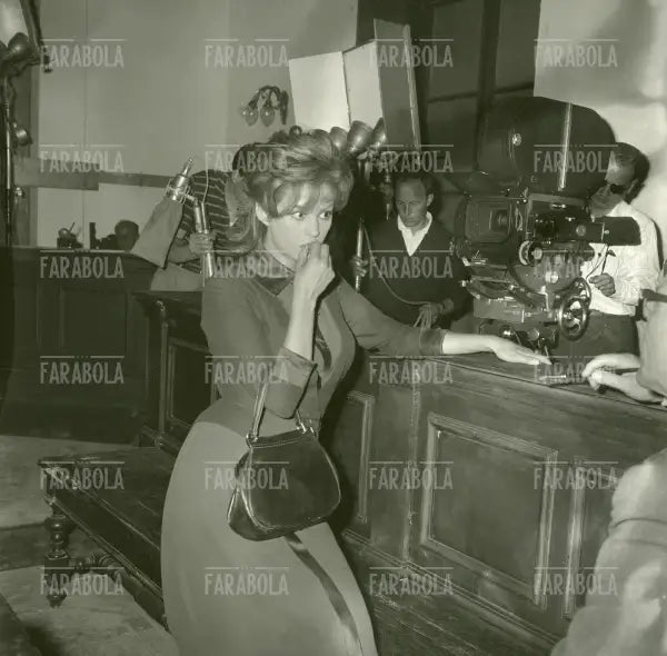 Claudia Cardinale sul set del film La ragazza di Bube, 1963 - Farabola Immagine digitale