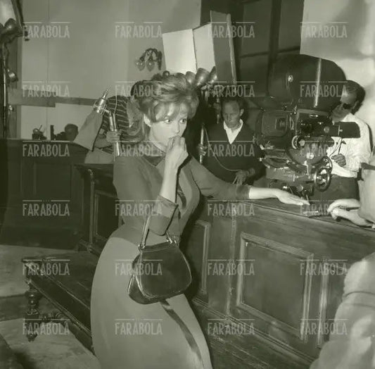 Claudia Cardinale sul set del film La ragazza di Bube, 1963 - Farabola Immagine digitale
