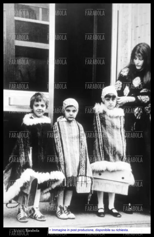 Claudia Mori cpm o figli Giacomo, Rosalinda e Rosita, anni 70 - Farabola Immagine digitale