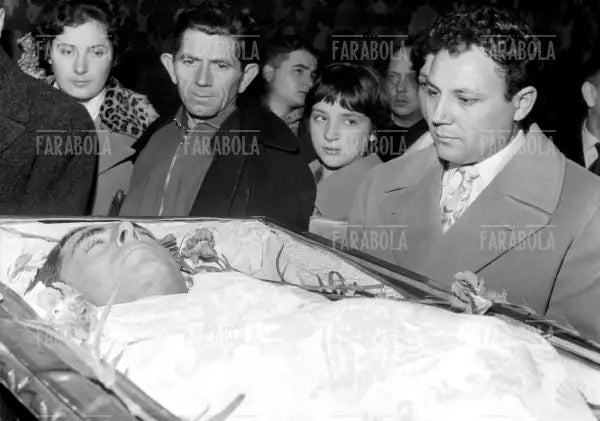 Claudio Villa con la salma di Fausto Coppi, 1960 - Farabola Immagine digitale