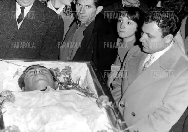Claudio Villa con la salma di Fausto Coppi, 1960 - Farabola Immagine digitale
