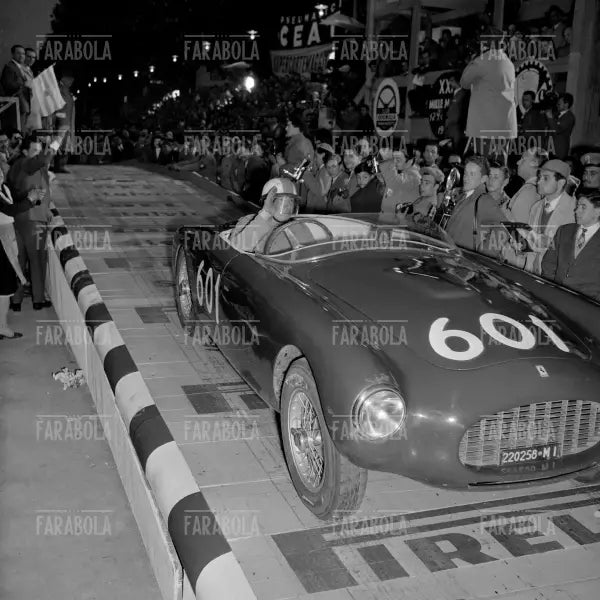 Clemente Biondetti su Ferrari 250 MM Pininfarina, Mille Miglia, 1954 - Farabola Immagine digitale