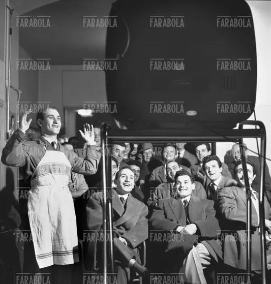 Clienti di un bar seguono un avvenimento sportivo, Milano, 1959 - Farabola Immagine digitale