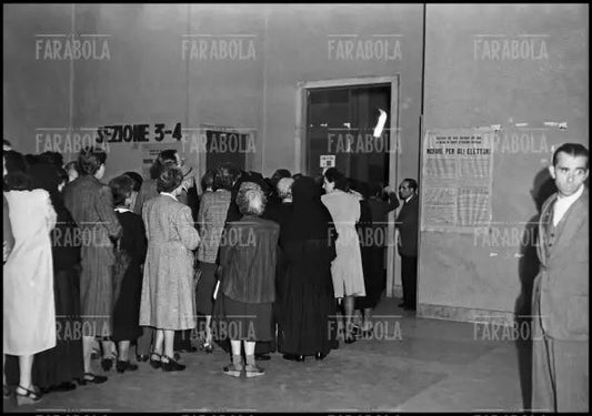 Code al seggio per il Referendum Istituzionale, Milano, 1946 - Farabola Immagine digitale