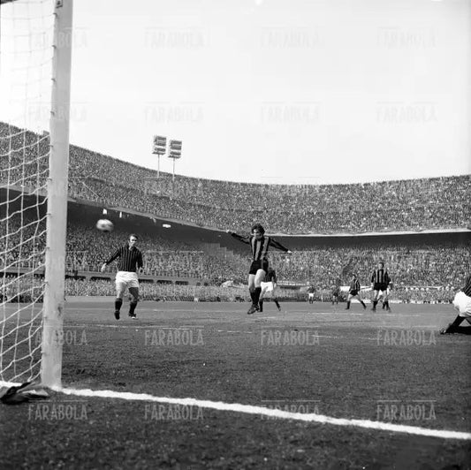 Colpo di testa di Boninsegna, Inter vs Milan, 1971 - Farabola Immagine digitale
