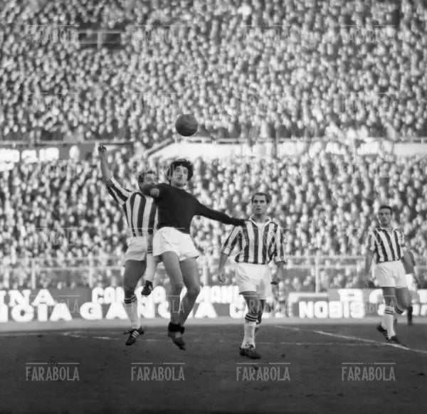 Colpo di testa di Gigi Meroni, Juventus - Torino, 1965 - Farabola Immagine digitale