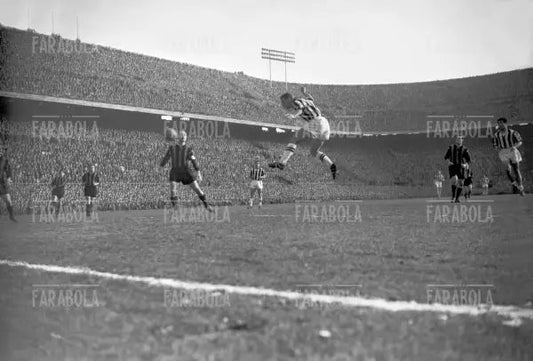 Colpo di testa di John Charles, Inter vs Juventus, 1958 - Farabola Immagine digitale
