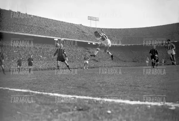 Colpo di testa di John Charles, Inter vs Juventus, 1958 - Farabola Immagine digitale