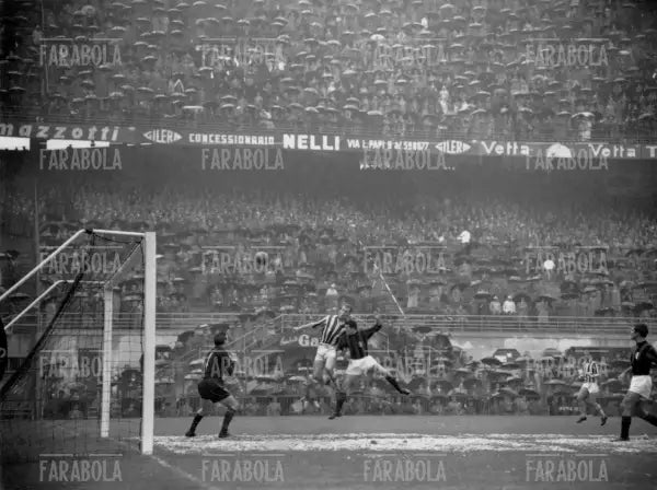 Colpo di testa di John Charles, Milan vs Juventus, 1957 - Farabola Immagine digitale