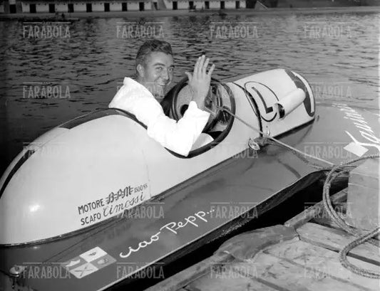 Cometti al Mondiale di motonautica all'Idroscalo, Milano, 1953 - Farabola Immagine digitale