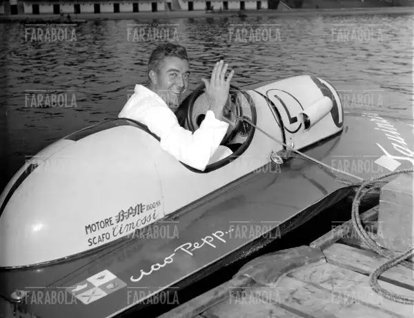 Cometti al Mondiale di motonautica all'Idroscalo, Milano, 1953 - Farabola Immagine digitale
