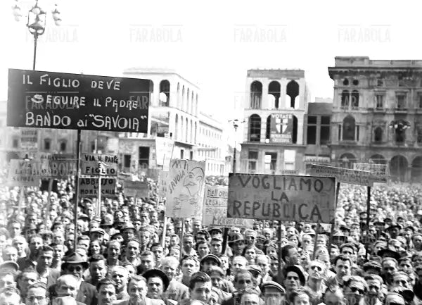 Comizio antimonarchico in Piazza Duomo, Milano, 1946 - Farabola Immagine digitale