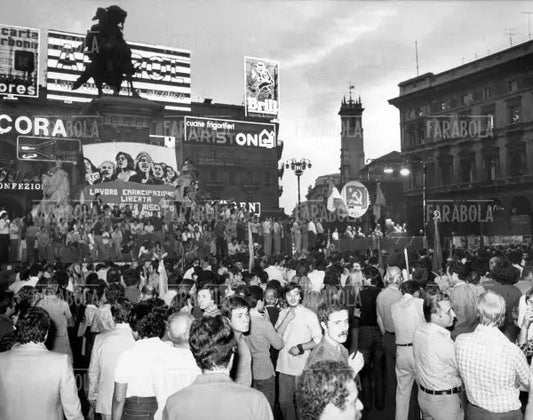 Comizio del PCI in piazza del Duomo, Elezioni politiche, Milano, 1976 - Farabola Immagine digitale