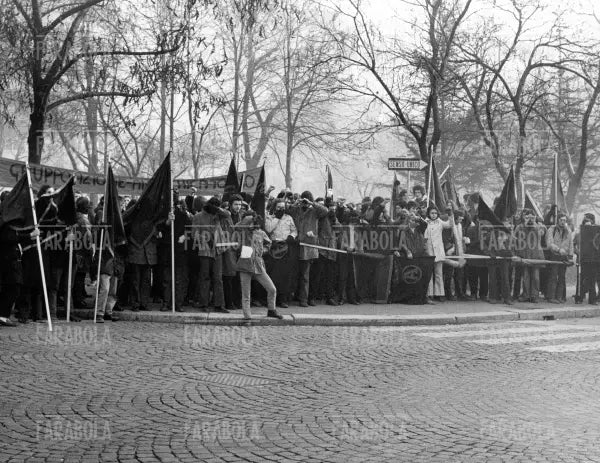 Comizio di anarchici in via Conca del Naviglio, 1971 - Farabola Immagine digitale
