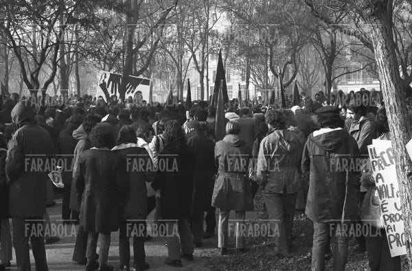 Comizio di anarchivi in via Conca del Naviglio, Milano, 1971 - Farabola Immagine digitale