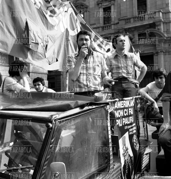 Comizio di Democrazia Proletaria in piazza Cordusio, Elezioni Politiche, 1976 - Farabola Immagine digitale