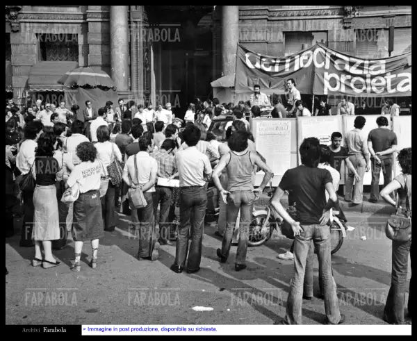 Comizio di Democrazia Proletaria in piazza Cordusio, Elezioni Politiche, 1976 - Farabola Immagine digitale
