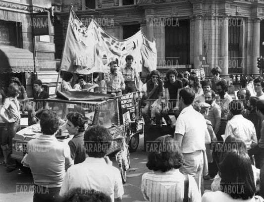 Comizio di Democrazia Proletaria in piazza Cordusio, Elezioni Politiche, 1976 - Farabola Immagine digitale