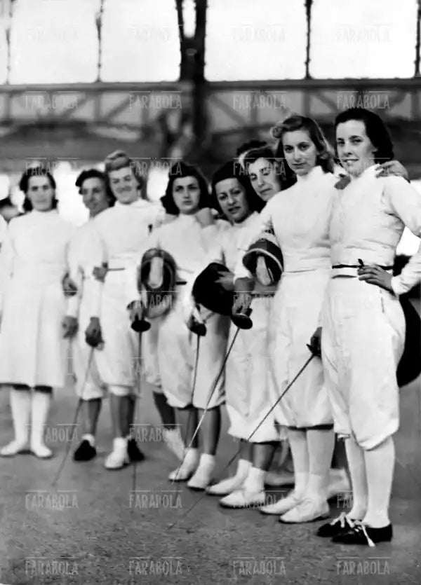 Concorrenti alla riunione di scherma al Palaghiaccio, Milano, 1939 - Farabola Immagine digitale