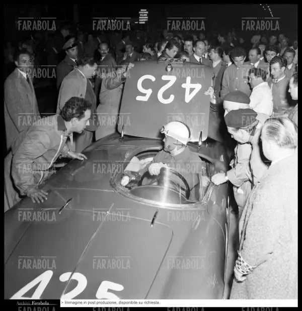 Consalvo Sanesi su Alfa Romeo Giulietta Spyder, Mille Miglia, 1956 - Farabola Immagine digitale