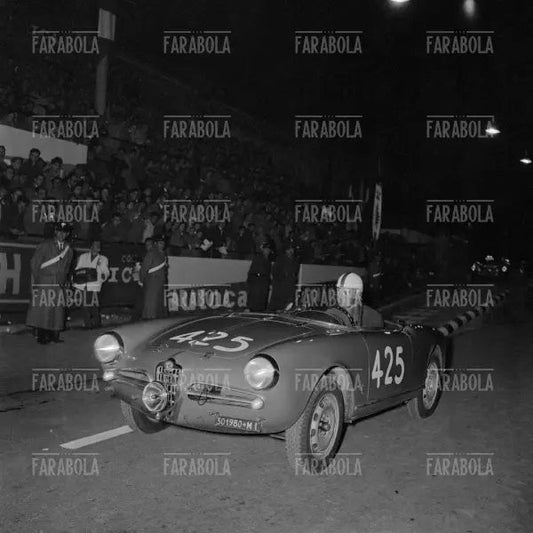 Consalvo Sanesi su Alfa Romeo Giulietta Spyder, Mille Miglia, 1956 - Farabola Immagine digitale