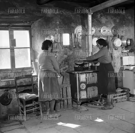 Contadine sull'Appennino Tosco - Emiliano, 1959 - Farabola Immagine digitale