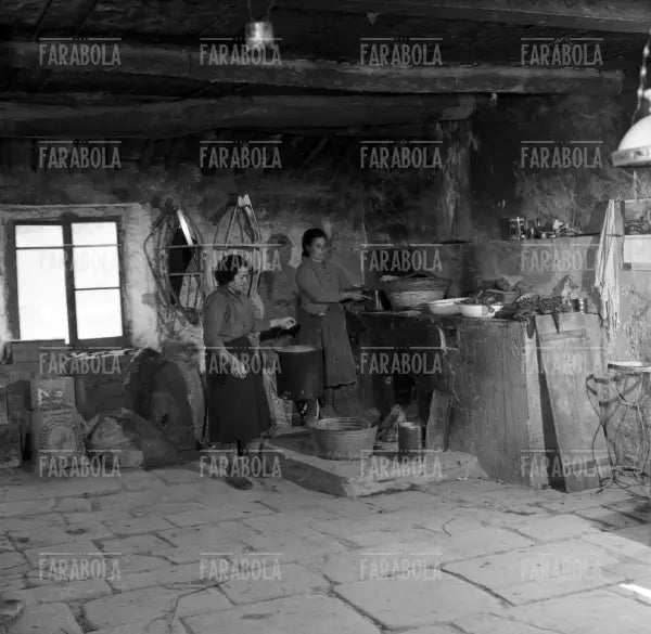 Contadine svolgono lavoro domestici, Appennino Tosco - Emiliano, 1959 - Farabola Immagine digitale