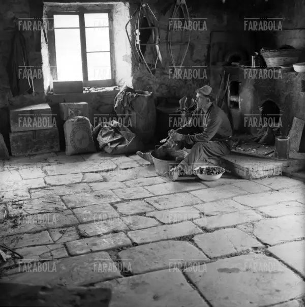 Contadino pulisce l'insalata, Appennino Tosco - Emiliano, 1959 - Farabola Immagine digitale