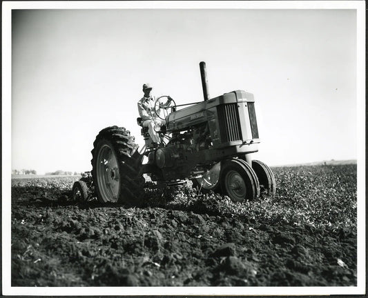 Contadino su trattore John Deere Mod. 70 Ft 36114 - Stampa 20x25 cm - Farabola Stampa ai sali d'argento