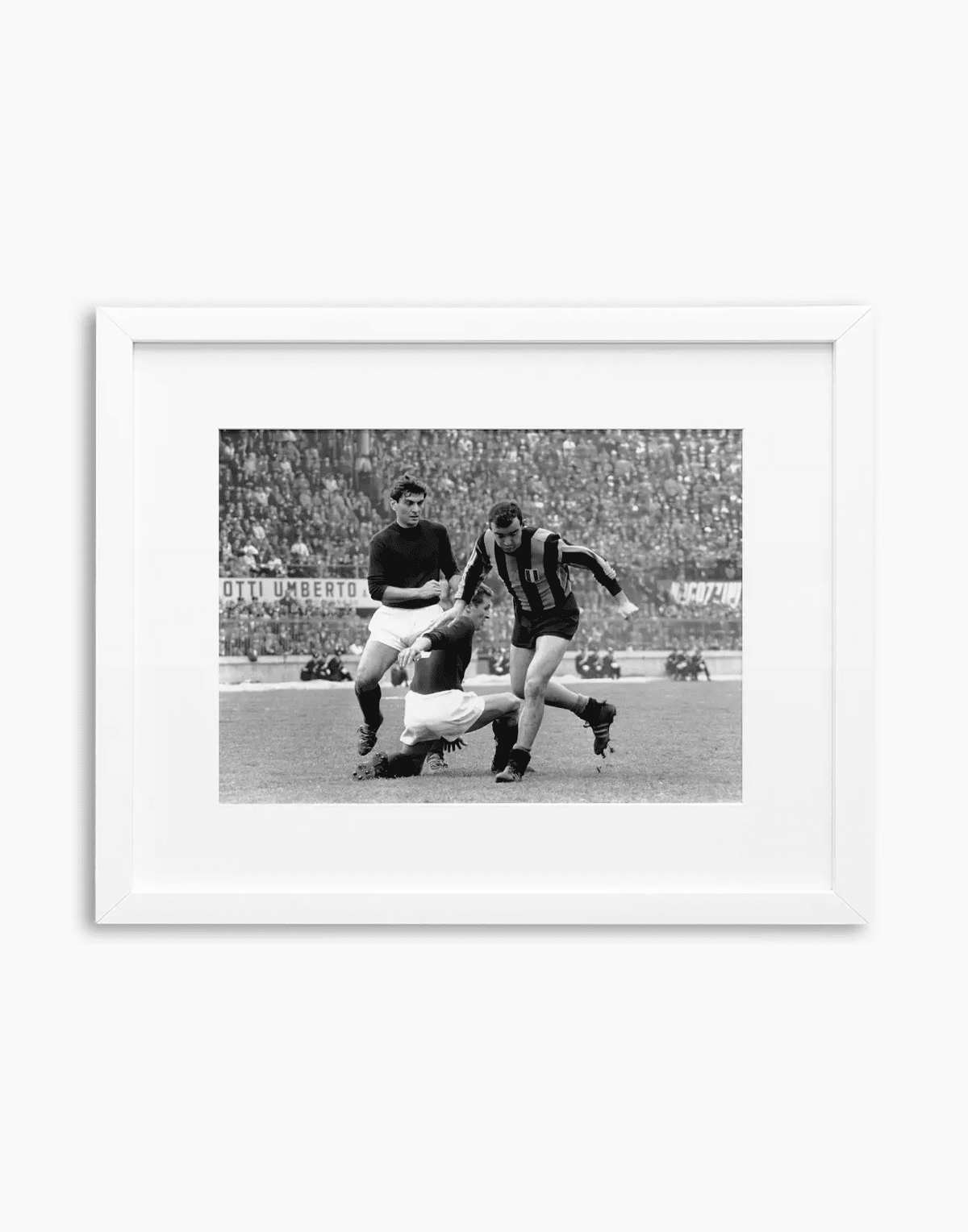 Contrasto Bulgarelli Corso, Bologna-Inter 1964 — stampa fine art con cornice bianca