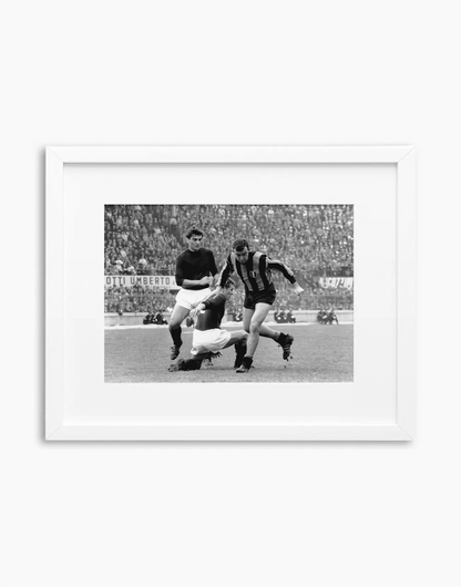 Contrasto Bulgarelli Corso, Bologna-Inter 1964 — stampa fine art con cornice bianca