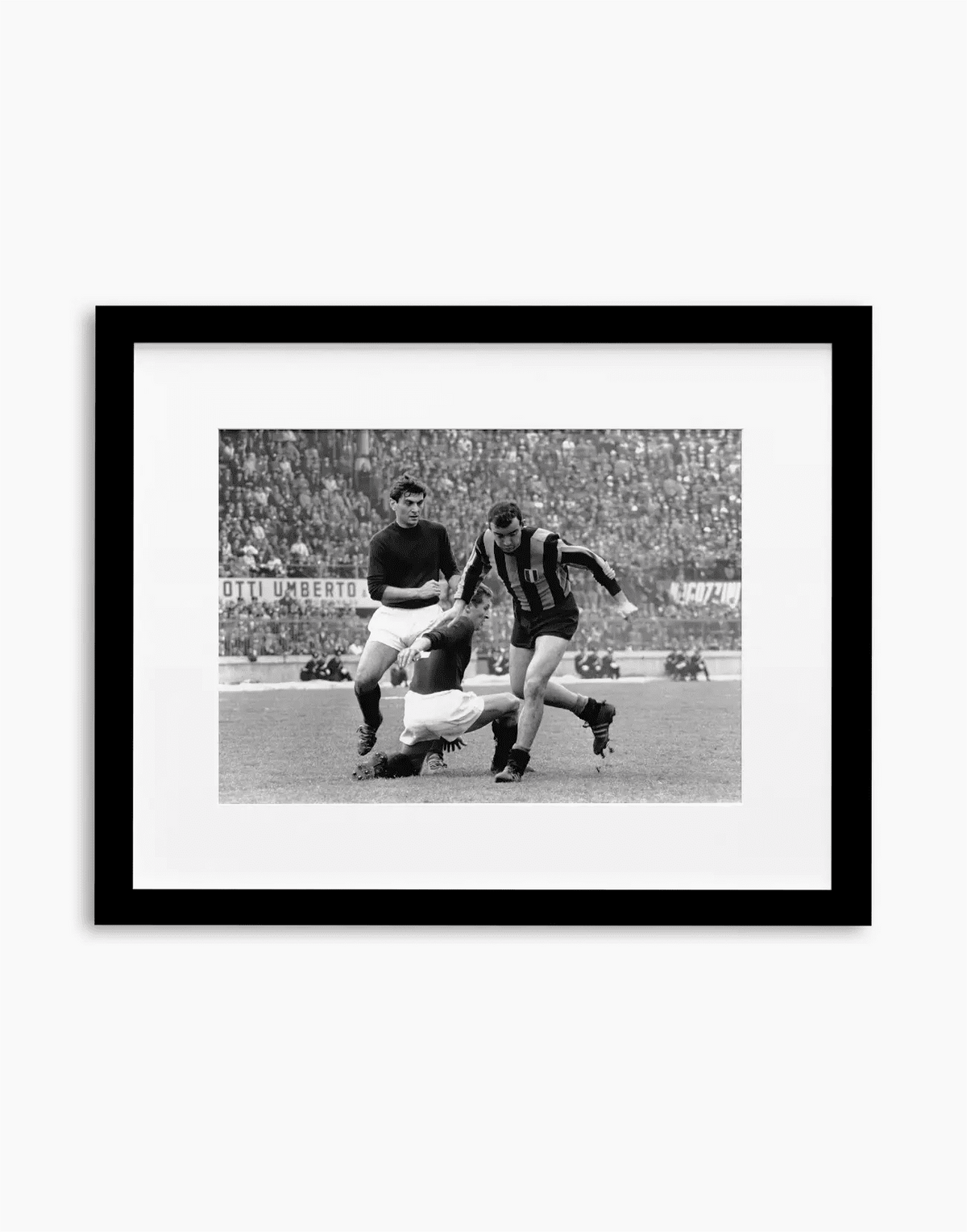 Contrasto Bulgarelli Corso, Bologna-Inter 1964 — stampa fine art con cornice nera