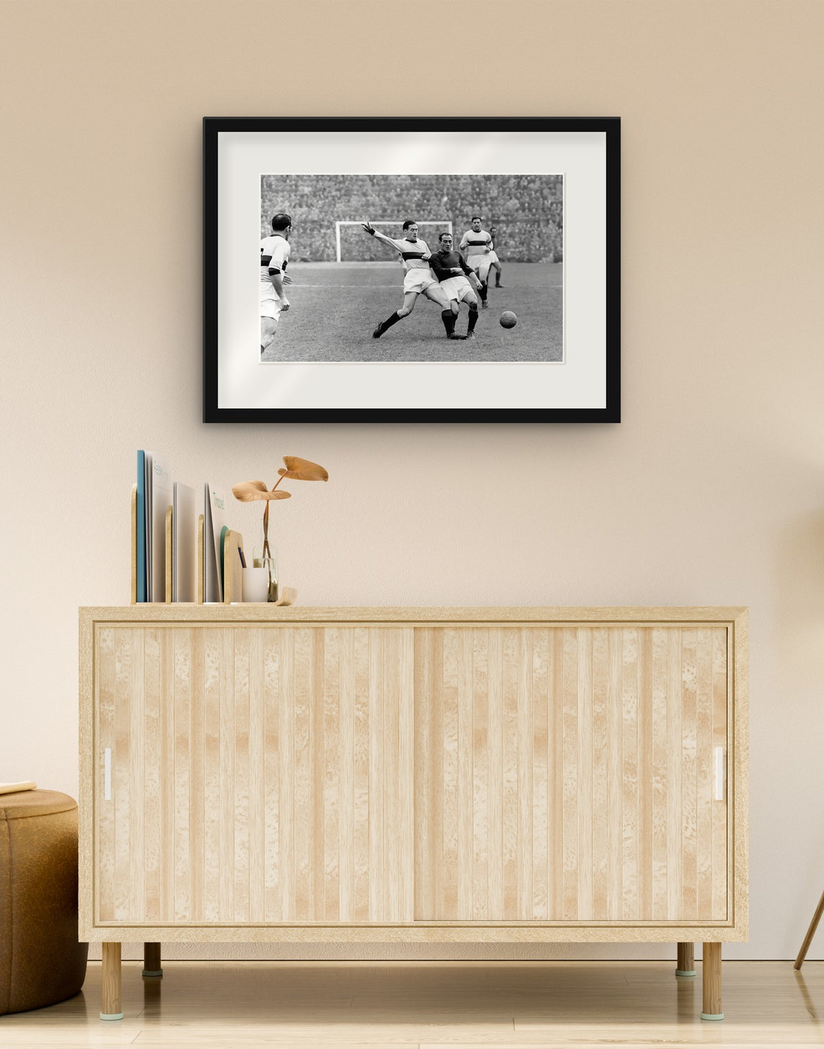 Tirage d'art de « Duel Liedholm-Randon, AC Milan-Bologna 1955 » avec cadre noir et passe-partout, accroché dans un salon au-dessus d'un buffet