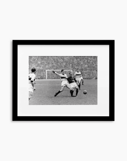 Contrasto Liedholm Randon, Milan-Bologna 1955 — stampa fine art con cornice nera