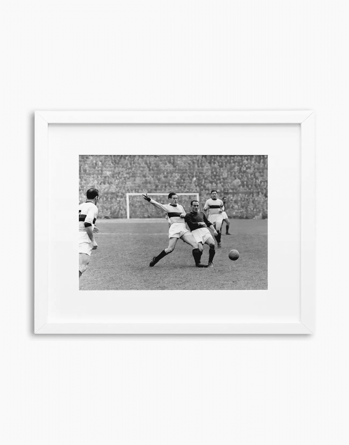 Contrasto Liedholm Randon, Milan-Bologna 1955 — stampa fine art con cornice bianca