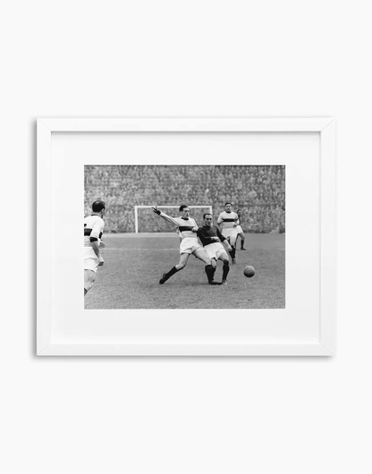 Contrasto Liedholm Randon, Milan-Bologna 1955 — stampa fine art con cornice bianca