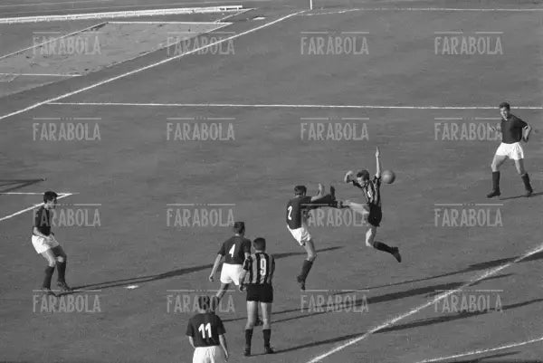 Contrasto tra Furlanis e Sandro Mazzola, Bologna vs Inter, 1964 - Farabola Immagine digitale