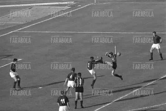 Contrasto tra Furlanis e Sandro Mazzola, Bologna vs Inter, 1964 - Farabola Immagine digitale