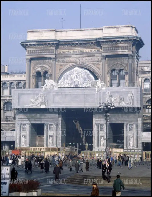 Copertura della facciata della Galleria Vittorio Emanuele II, Milano, 1988 - Farabola Immagine digitale
