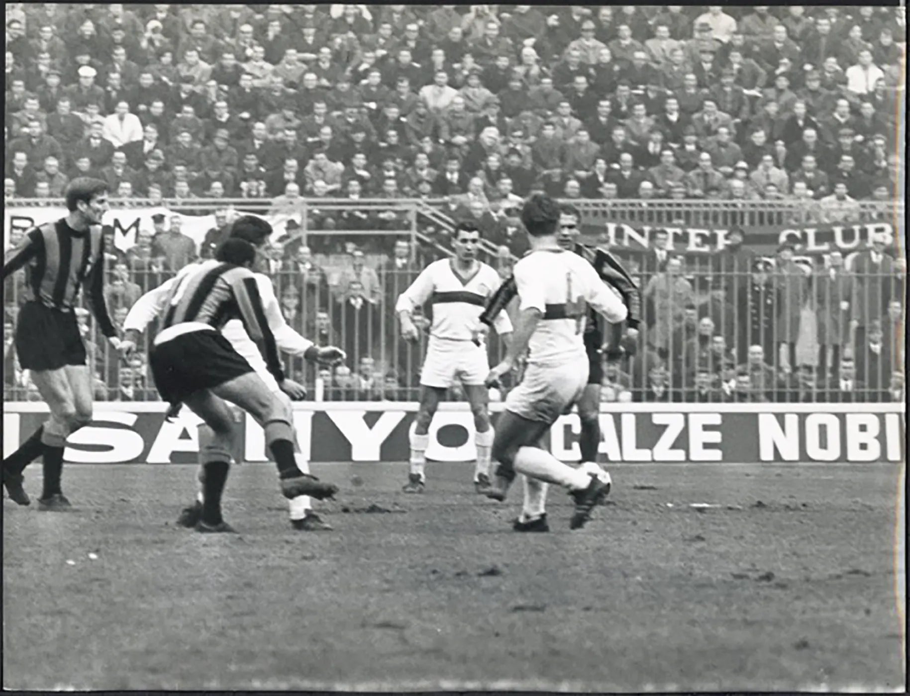 Coppa dei Campioni Inter vs Vasas 1966 Ft 38117 - Stampa 21x27 cm - Farabola Stampa ai sali d'argento