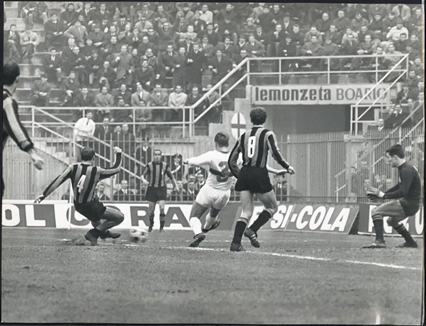 Coppa dei Campioni Inter vs Vasas 1966 Ft 38118 - Stampa 21x27 cm - Farabola Stampa ai sali d'argento