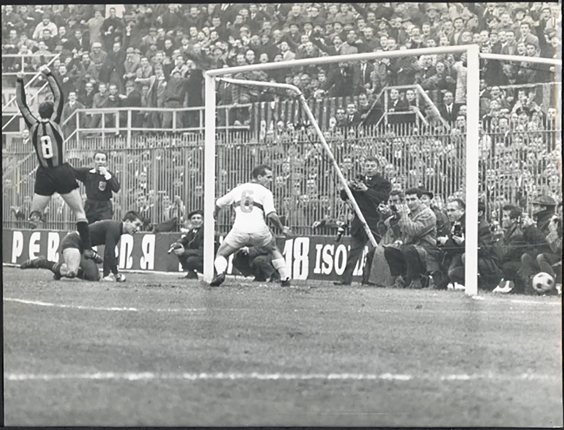 Coppa dei Campioni Inter vs Vasas 1966 Ft 38119 - Stampa 21x27 cm - Farabola Stampa ai sali d'argento