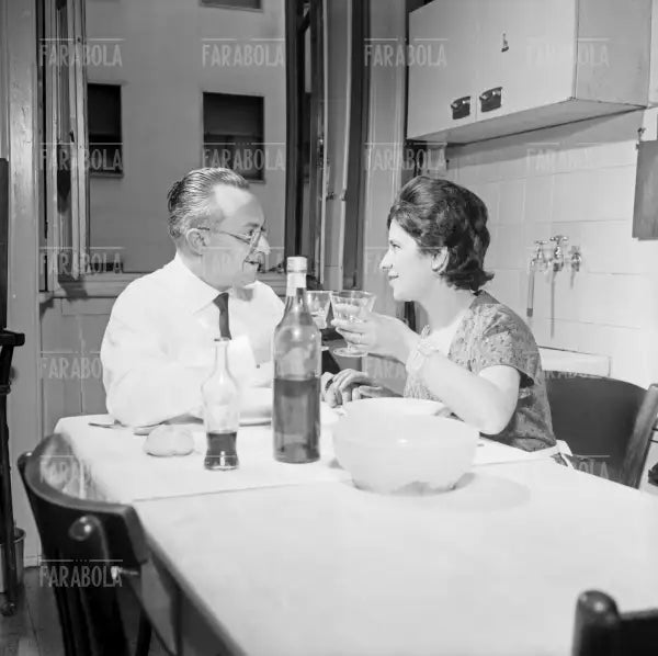 Coppia a tavola, Milano, 1961 - Farabola Immagine digitale