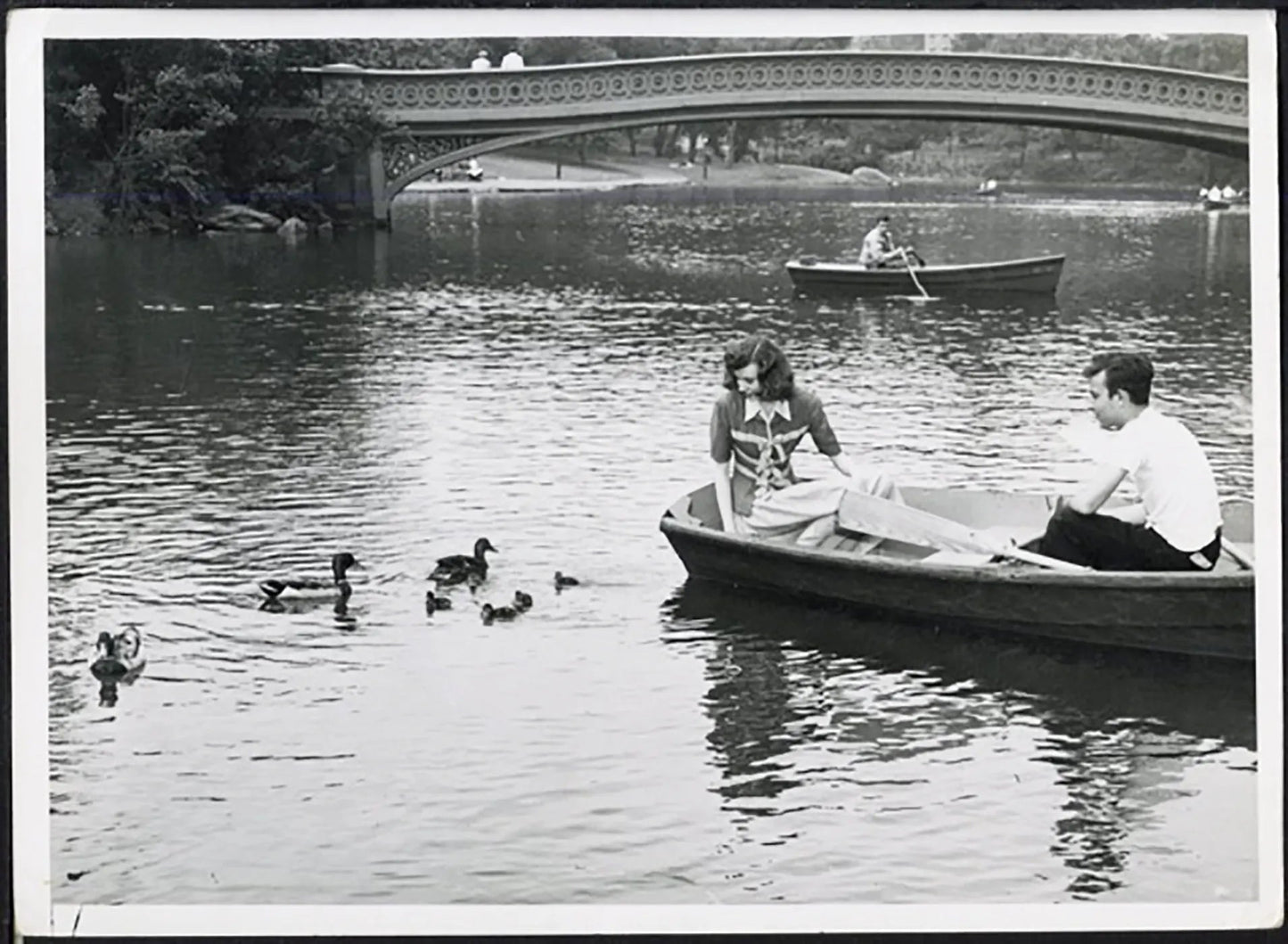 Coppia al laghetto di Central Park New York anni 50 Ft 37761 - Stampa 18x13 cm - Farabola Stampa ai sali d'argento