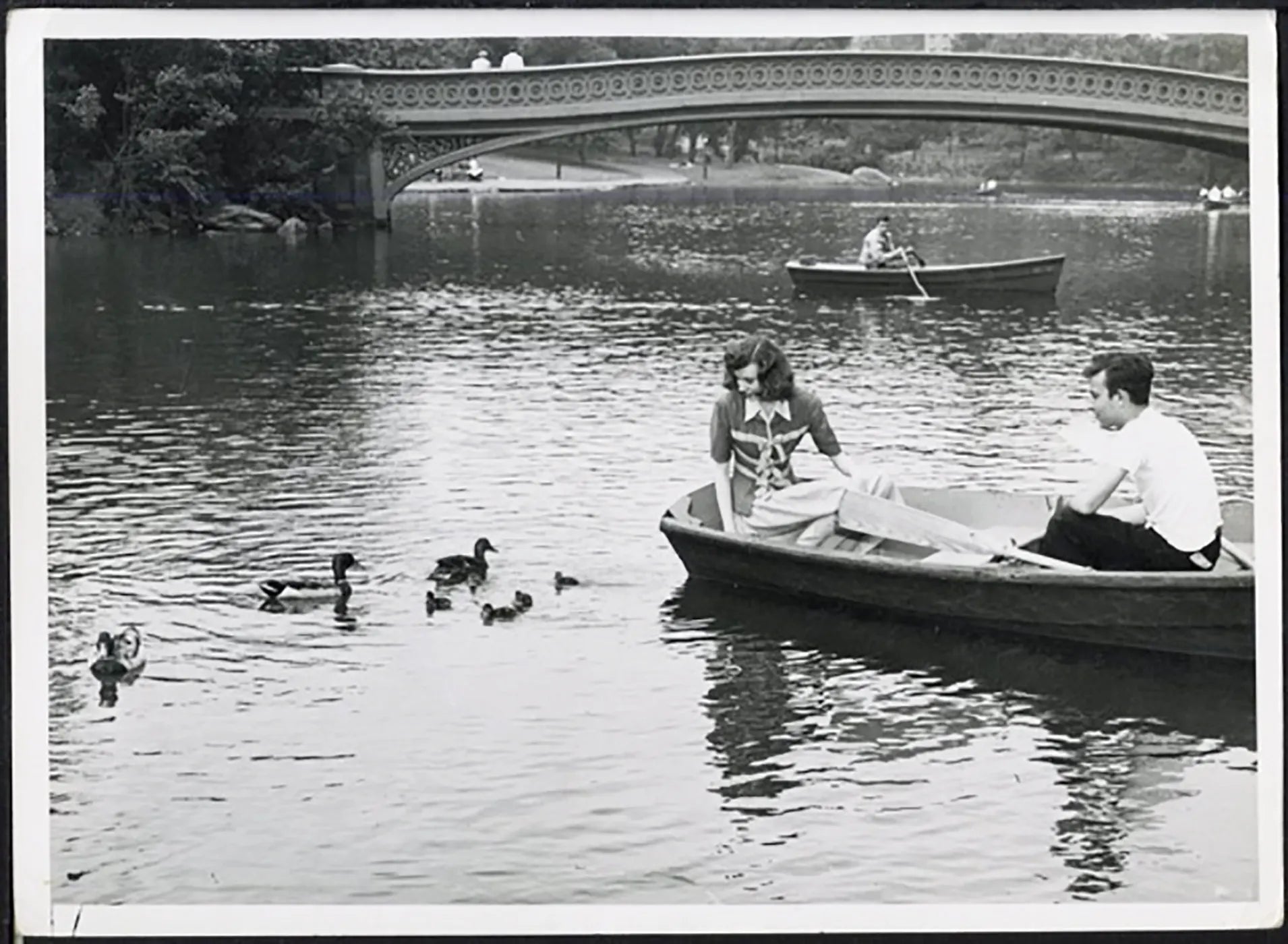 Coppia al laghetto di Central Park New York anni 50 Ft 37761 - Stampa 18x13 cm - Farabola Stampa ai sali d'argento