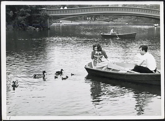 Coppia al laghetto di Central Park New York anni 50 Ft 37761 - Stampa 18x13 cm - Farabola Stampa ai sali d'argento